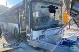 В Саратове автобус протаранил остановочный павильон