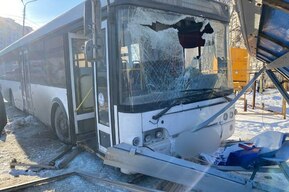 В Саратове автобус протаранил остановочный павильон