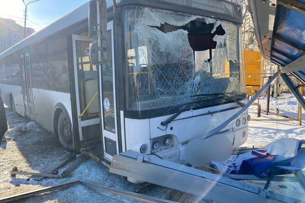 В Саратове автобус протаранил остановочный павильон