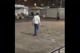 Полиция изучает видеоролик, на котором мужчина напугал прохожих своим странным поведением