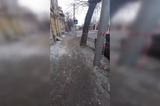 Разрушающийся федеральный памятник на Музейной площади. Администрация обнесла небольшой участок сигнальной лентой