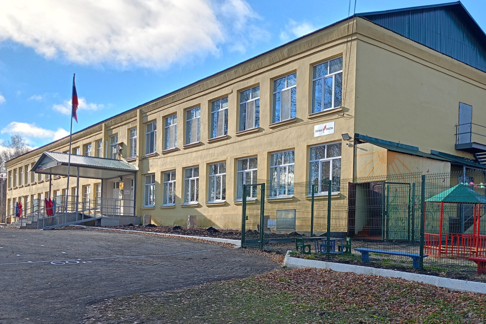 «Приобретенные по низшей цене»: саратовская компания заплатит штраф за некачественный ремонт школы