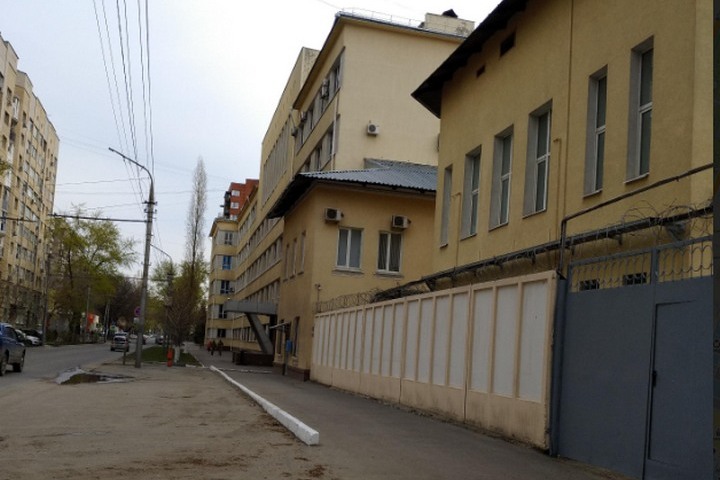 Саратовский противочумный институт попросил согласовать сплошной трехметровый забор и озеленение территории ниже минимума