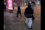 В Энгельсе в очередной раз запечатлели потасовку молодёжи у входа в торговый центр «Облака»