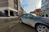 Припаркованный в Мирном переулке Lexus парализовал движение трамваев