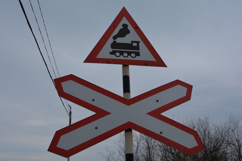 В течение недели в Ленинском районе будут закрывать железнодорожный переезд: график и пути объезда