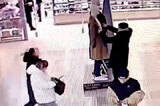 Молодой человек в торговом центре снял с манекена пальто и ушёл