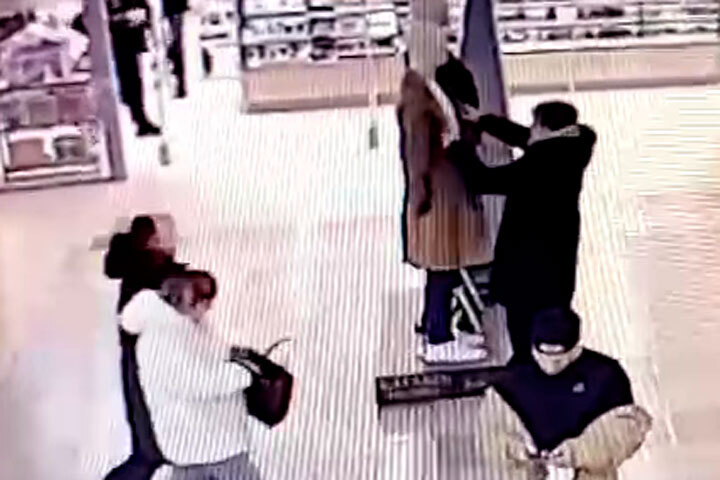 Молодой человек в торговом центре снял с манекена пальто и ушёл