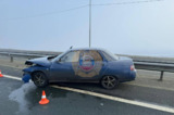 Утром у Пристанного отечественная легковушка врезалась в отбойник: водитель в больнице