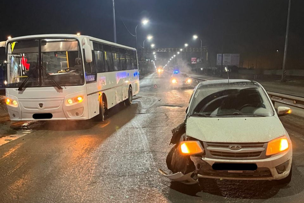На подъезде к Саратову столкнулись автобус и отечественная легковушка: пострадала молодая пассажирка