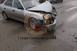 В Заводском районе Саратова иномарка врезалась в дерево: есть пострадавшие