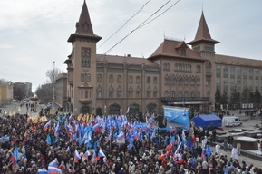 На митинг по случаю десятилетия воссоединения Крыма с Россией пришли несколько тысяч жителей Саратова