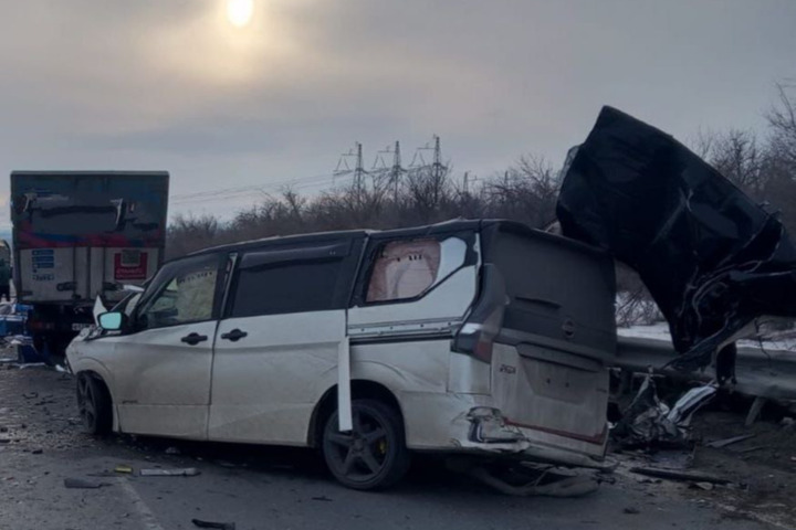 В столкновении фургона, минивэна и седана в регионе погиб один из водителей