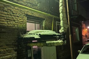 В многоквартирном доме в Энгельсе пол в ванной провалился в подвал, пострадавшего госпитализировали