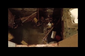 В Энгельсе женщина вместе с унитазом провалилась в затопленный фекалиями подвал (видео)