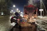 Иномарка въехала в стоящий грузовик: водитель в больнице