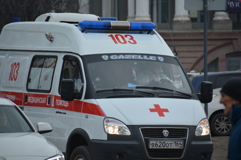В Саратове на девушку упали куски льда: пострадавшая в больнице