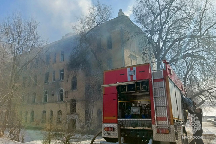 В Саратове горит заброшенный дом-памятник, который мэрия собирается продать за рубль