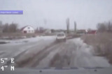 В селе нетрезвый мужчина на «Оке» устроил гонки с полицейскими и врезался в жилой дом (видео)