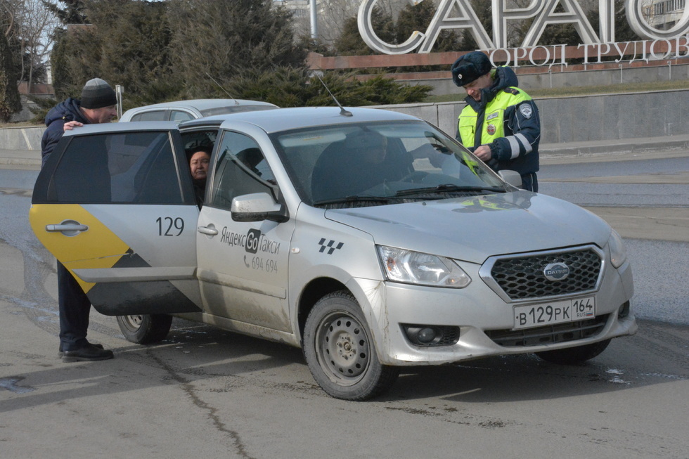 Перед мостом Саратов-Энгельс поймали таксистов-нарушителей: придется оплатить штрафы до 10 тысяч рублей