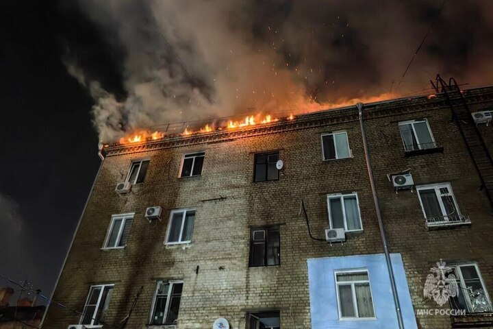 В центре Саратова крыша пятиэтажки горела на площади 800 квадратных метров: спасено 16 жильцов, есть пострадавшие