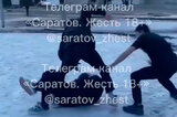 Полицейские изучают видеозапись, на которой двое подростков избивают третьего
