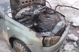 Мужчина пытался самостоятельно потушить горящий автомобиль и попал в ожоговый центр