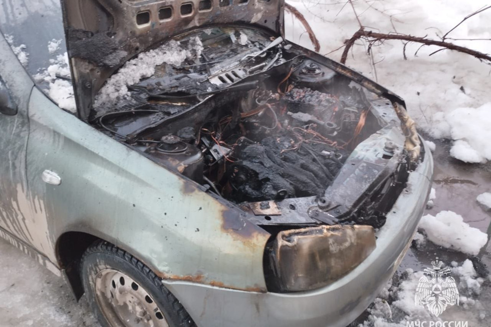 Мужчина пытался самостоятельно потушить горящий автомобиль и попал в ожоговый центр