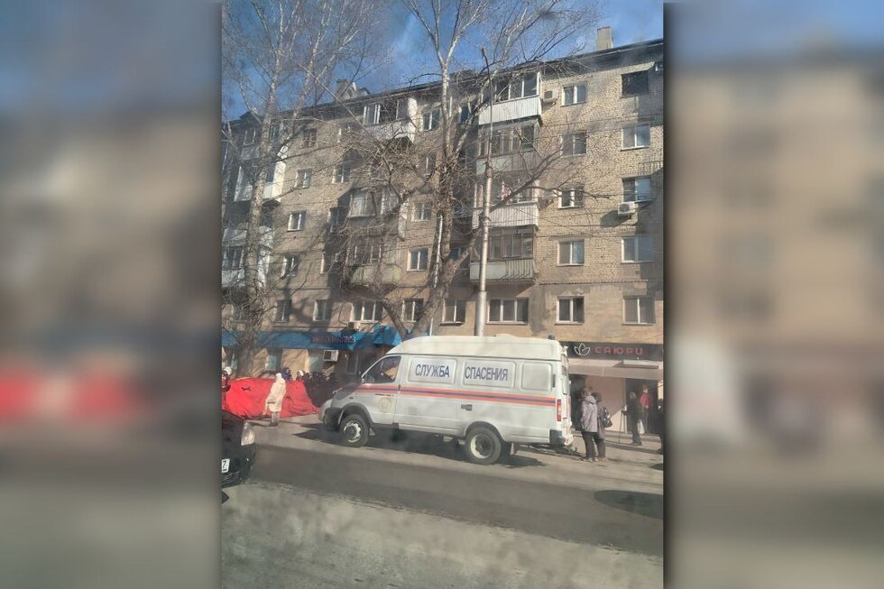 На Чапаева мужчина повис на балконе шестого этажа на одной руке: рассказываем, как его спасали