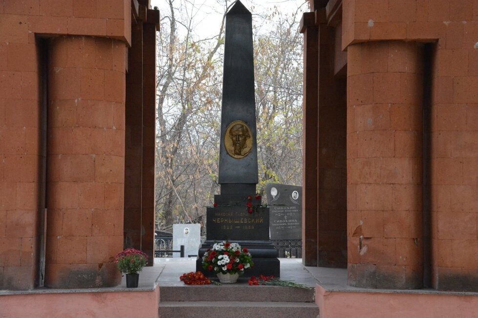 На ремонт дорожек к нескольким могилам на саратовских кладбищах потратят 20 миллионов рублей