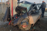 Молодой водитель попал в больницу после того, как въехал в столб на отечественной легковушке у Дубков