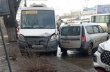 Водитель маршрутки почувствовал себя плохо и врезался в отечественную легковушку