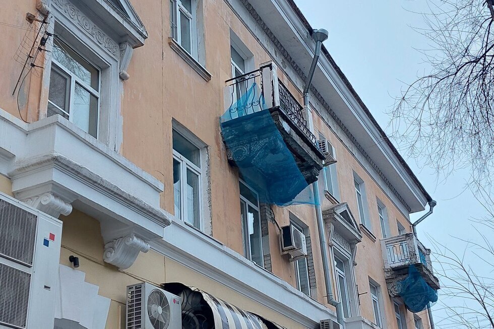 На Волжской разрушается дом: ветхие балконы прикрыли сеткой, но саратовцы все еще рискуют, проходя под ними