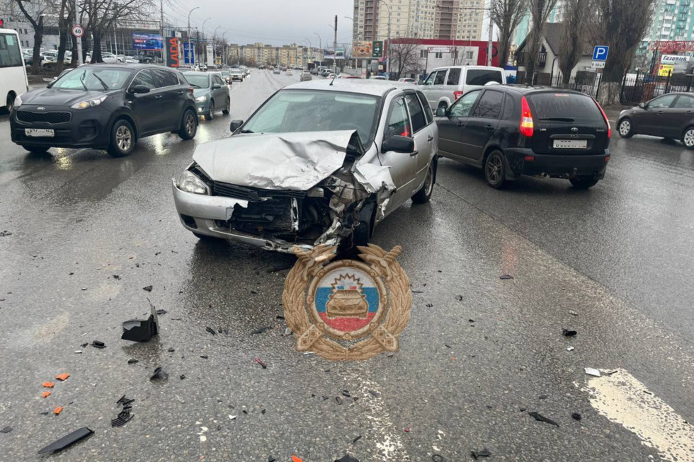 Водитель отечественной легковушки пострадал в столкновении с иномаркой на Орджоникидзе