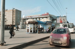 В центре Саратова так и не появился новый транспортный карман из-за того, что чиновники шесть месяцев не могут дойти до нотариуса (возможно, потому что ларьки, которые должны снести, принадлежат зятю бывшего мэра)