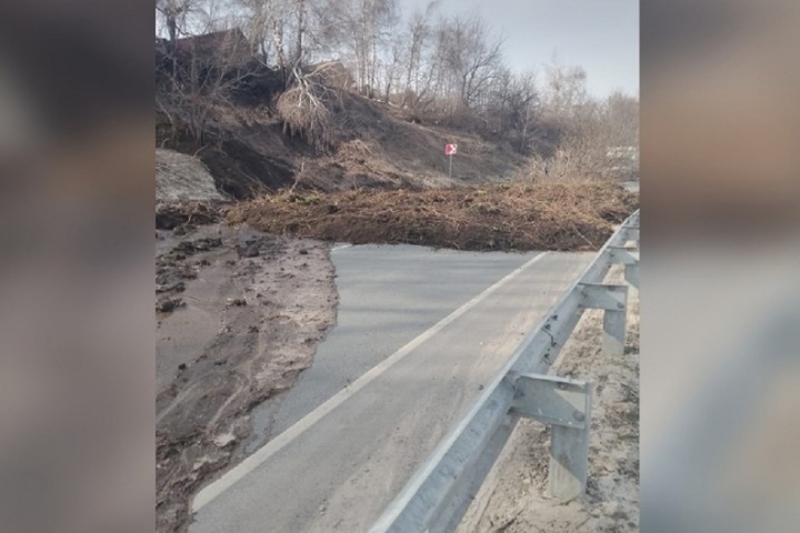 В Саратовской области из-за талых вод произошёл оползень. Была перекрыта трасса