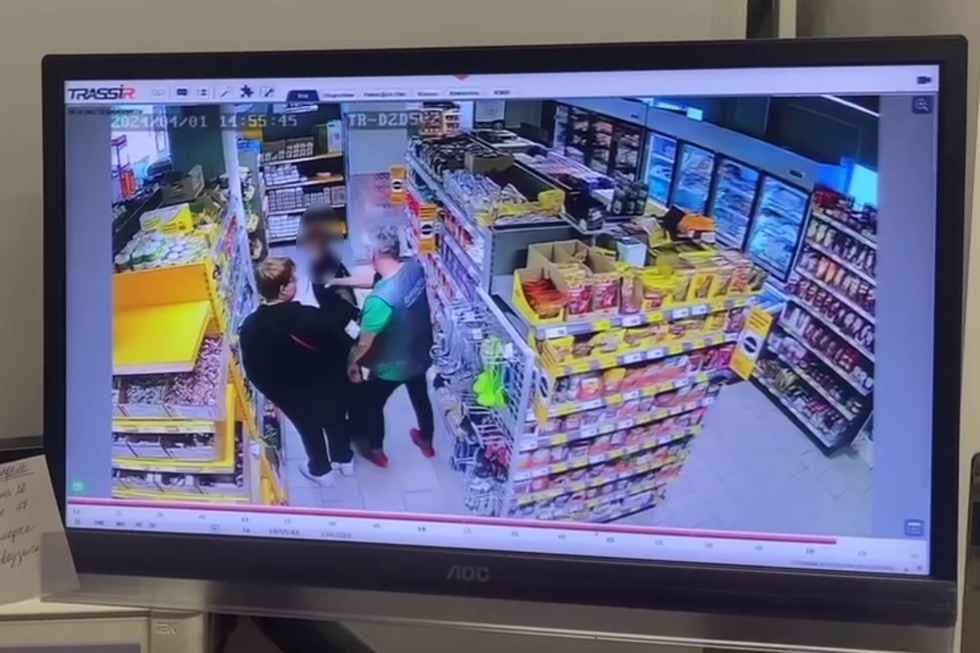 Сотрудник магазина в Энгельсе устроил потасовку с подростком: проводится проверка