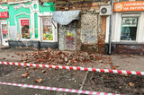 В центре Саратова обрушился объект культурного наследия. Место оградили сигнальной лентой, пешеходам приходится идти по дороге