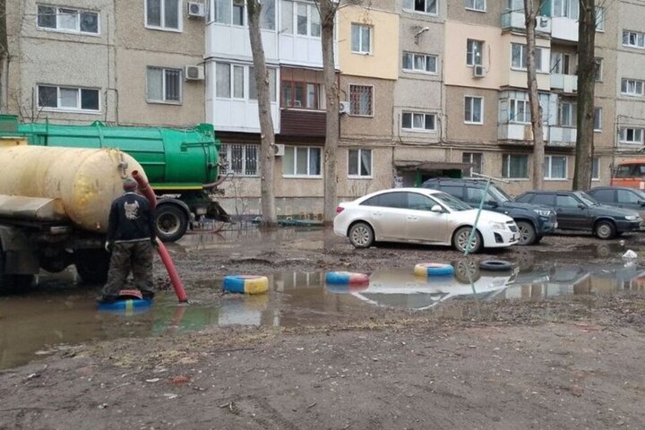 В Энгельсе отремонтируют ещё два двора, в том числе затопленный нечистотами после аварии на коллекторе