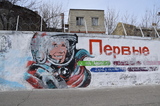 Разрушающаяся подпорная стенка, стёртые граффити, потрескавшийся асфальт: показываем, в каком состоянии находится набережная после зимы