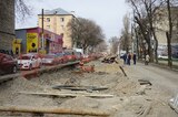 Из-за заброшенной стройплощадки «скоростного трамвая» в Саратове начали рушиться дороги на двух улицах