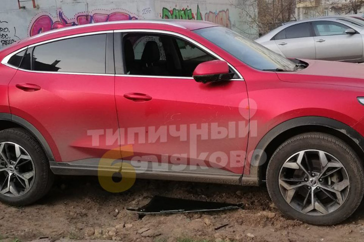 В Балаково неизвестный разбил машины: на месте находится полиция