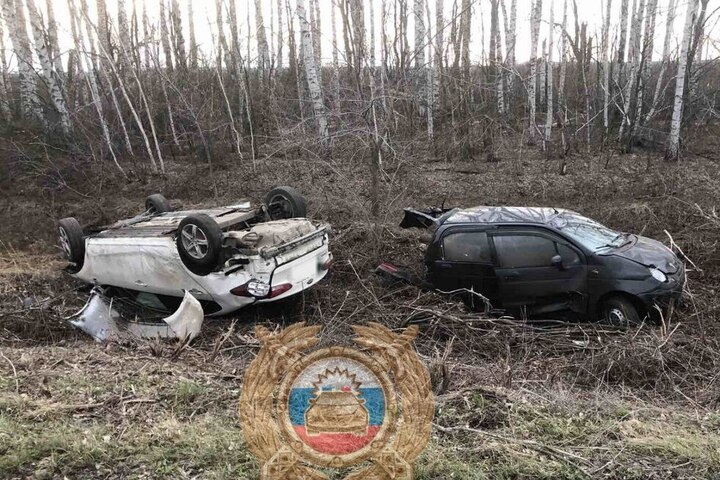 В Пугачевском районе с дороги слетели две машины: есть пострадавшие