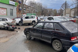 Немолодой скутерист пострадал в столкновении с легковушкой в Балаково