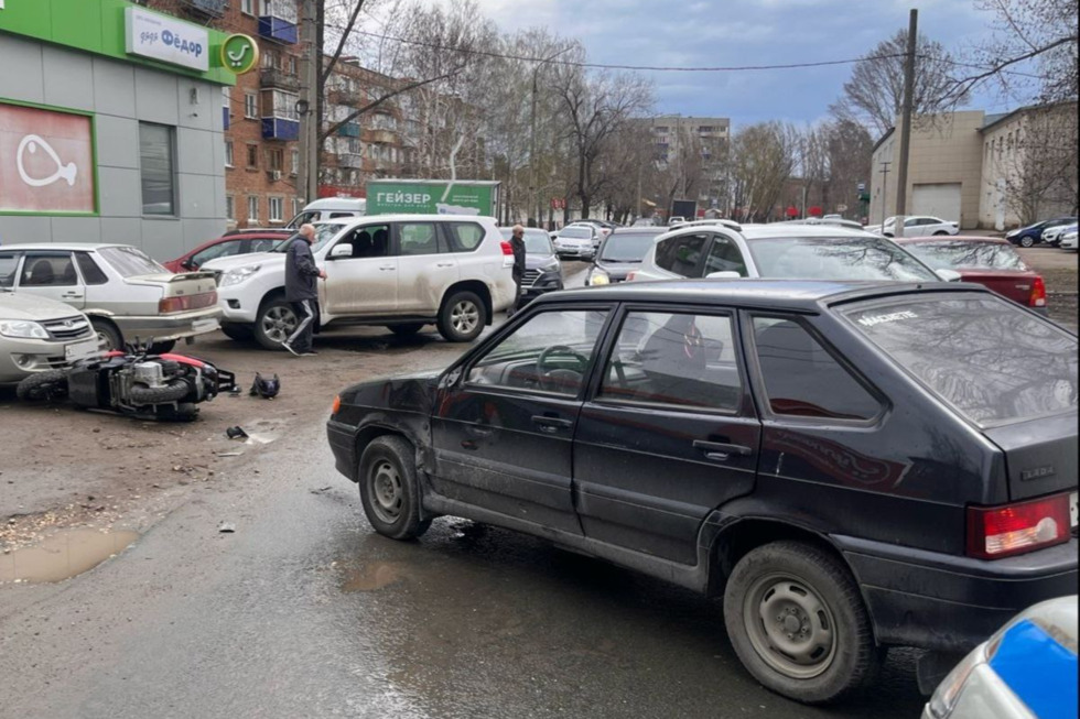 Немолодой скутерист пострадал в столкновении с легковушкой в Балаково