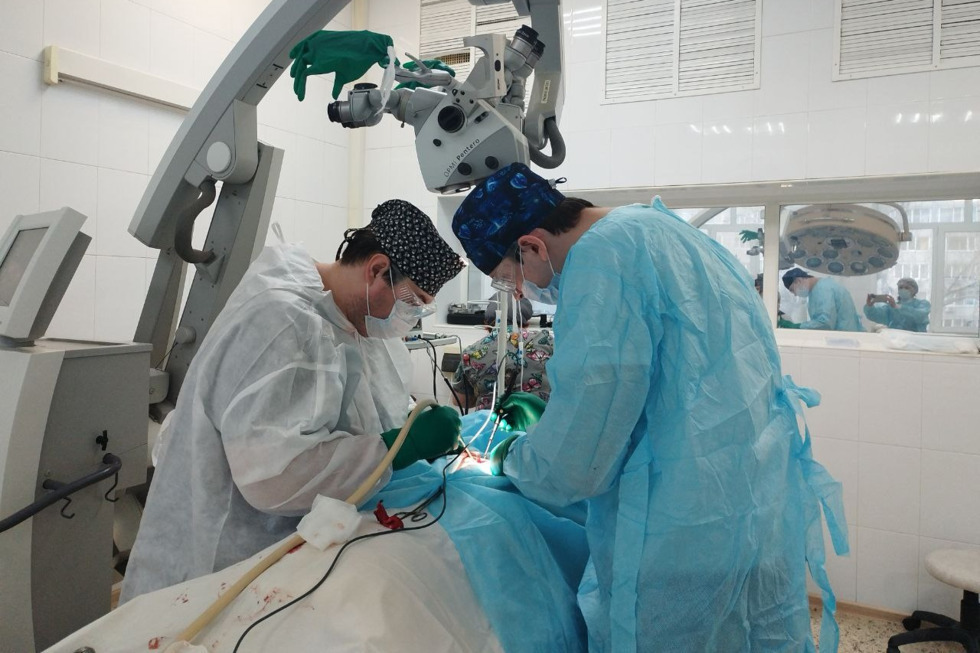 Саратовские врачи извлекли из позвоночника пациента капсулу с гноем