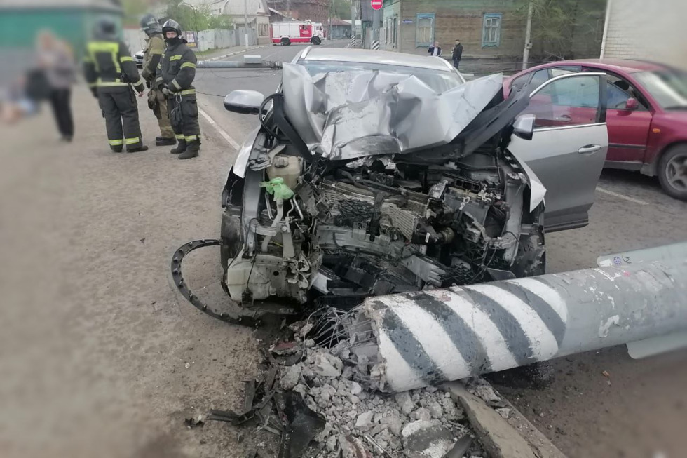 В Энгельсе китайский автомобиль врезался в опору ЛЭП: водитель пострадала, столб упал, троллейбусы остановились