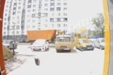 Упавший кирпич едва не травмировал заходящих в подъезд людей в Балаково