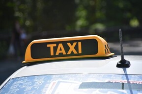 Таксист увидел в своей машине забытый телефон и решил продать его: возбуждено уголовное дело