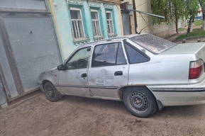 Неудачник из Новосибирска: мужчина пытался угнать машину в Энгельсе, врезался в забор и был задержан её владельцем